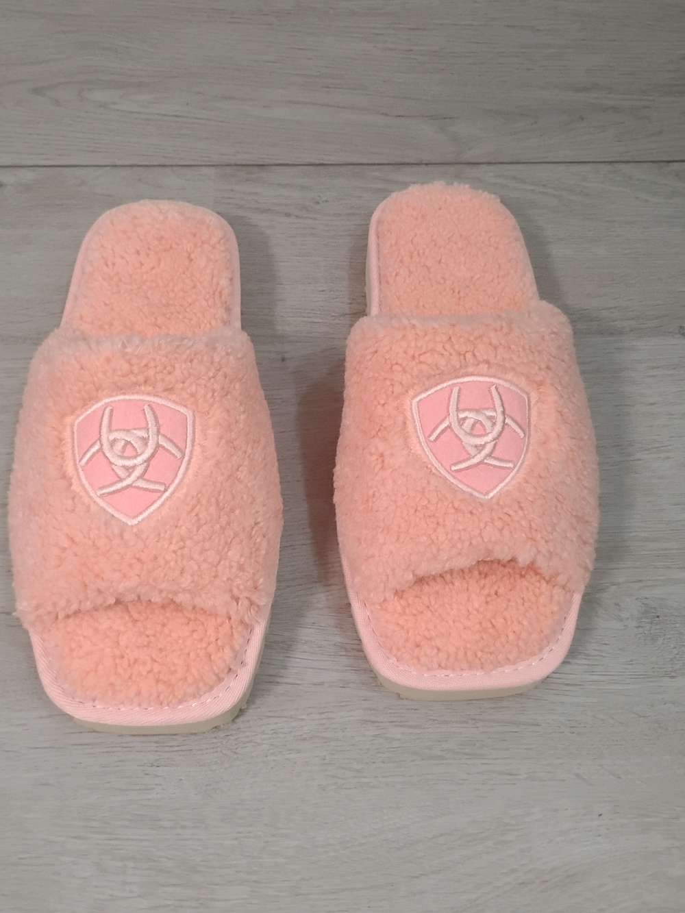 Ariat Blush Pink Faux-Sherpa Slide Slippers. Size 10